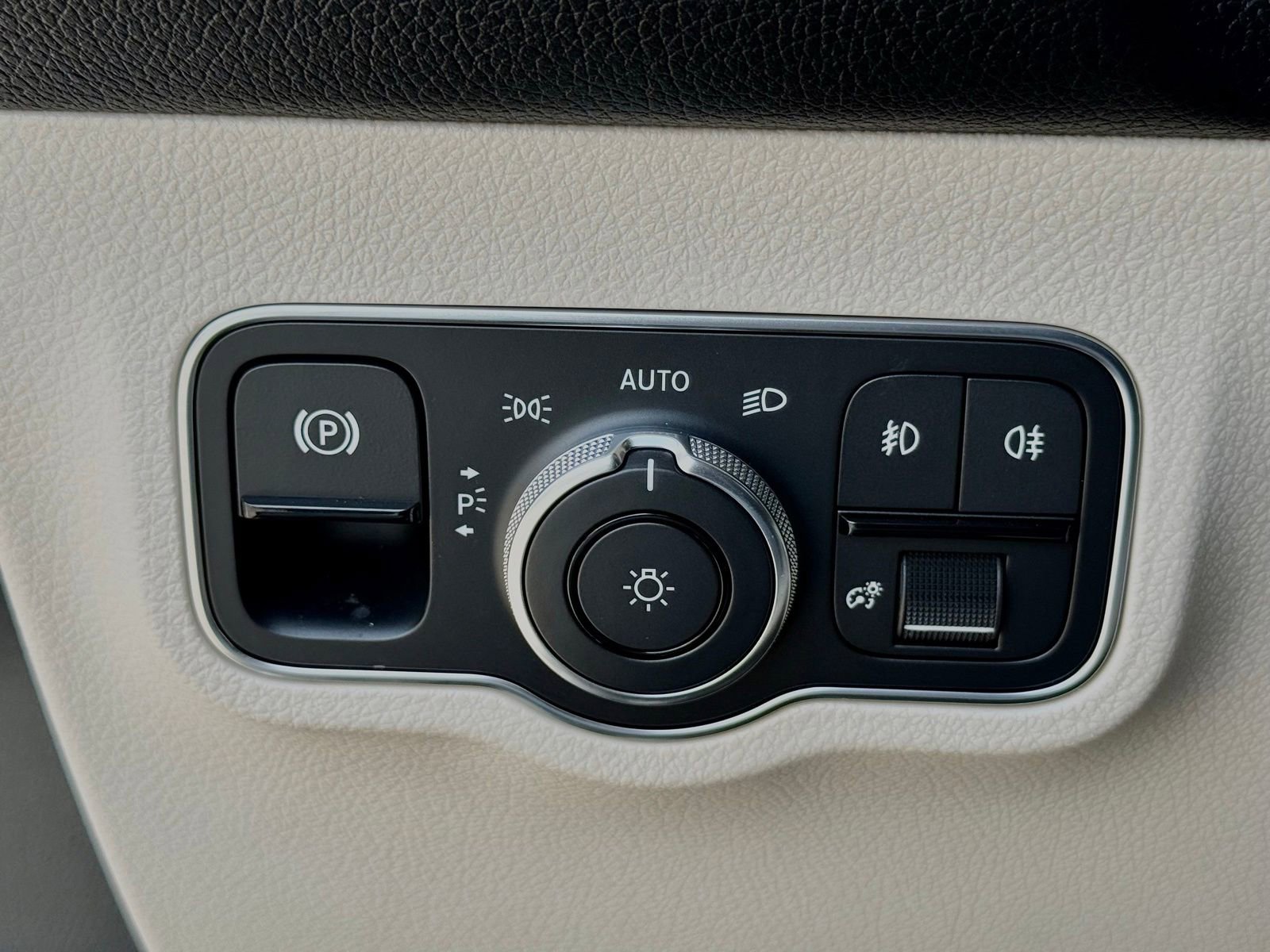 Used 2022 Mercedes-Benz GLB 250 w/ Premium Package Lite image 26