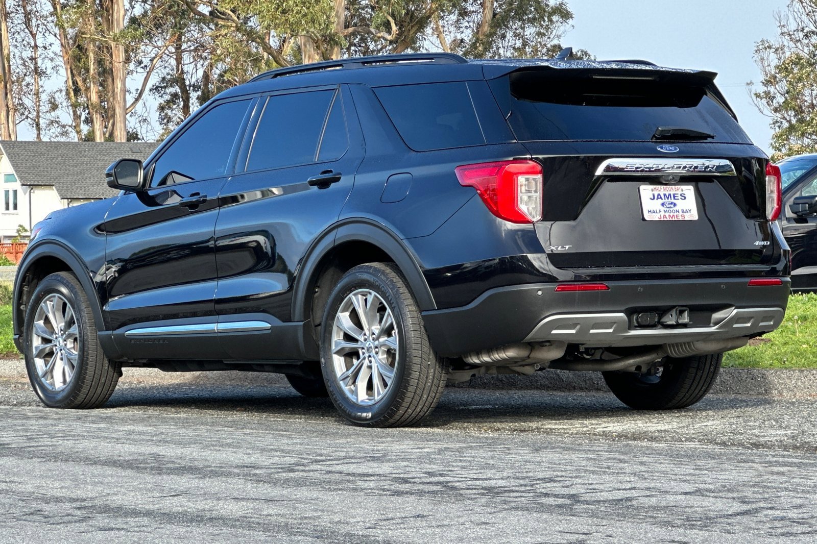 Used 2022 Ford Explorer XLT w/ Equipment Group 202A image 3