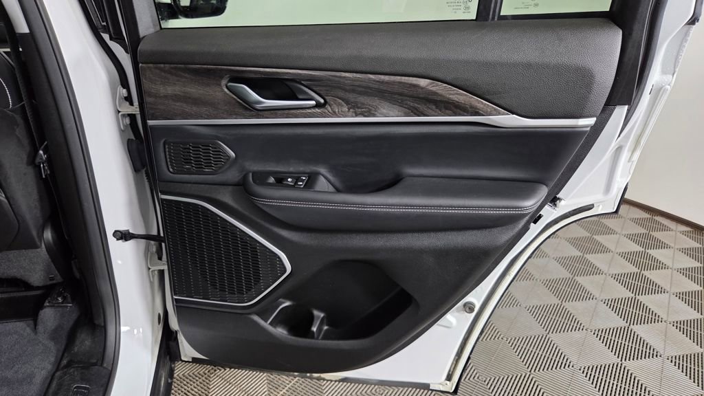 Used 2023 Jeep Grand Cherokee Limited w/ Black Appearance Package image 34