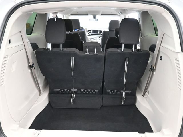 Used 2022 Chrysler Voyager LX image 6