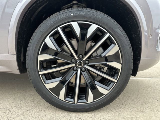 New 2026 Volvo XC90 B5 Plus w/ Protection Package Premier image 9