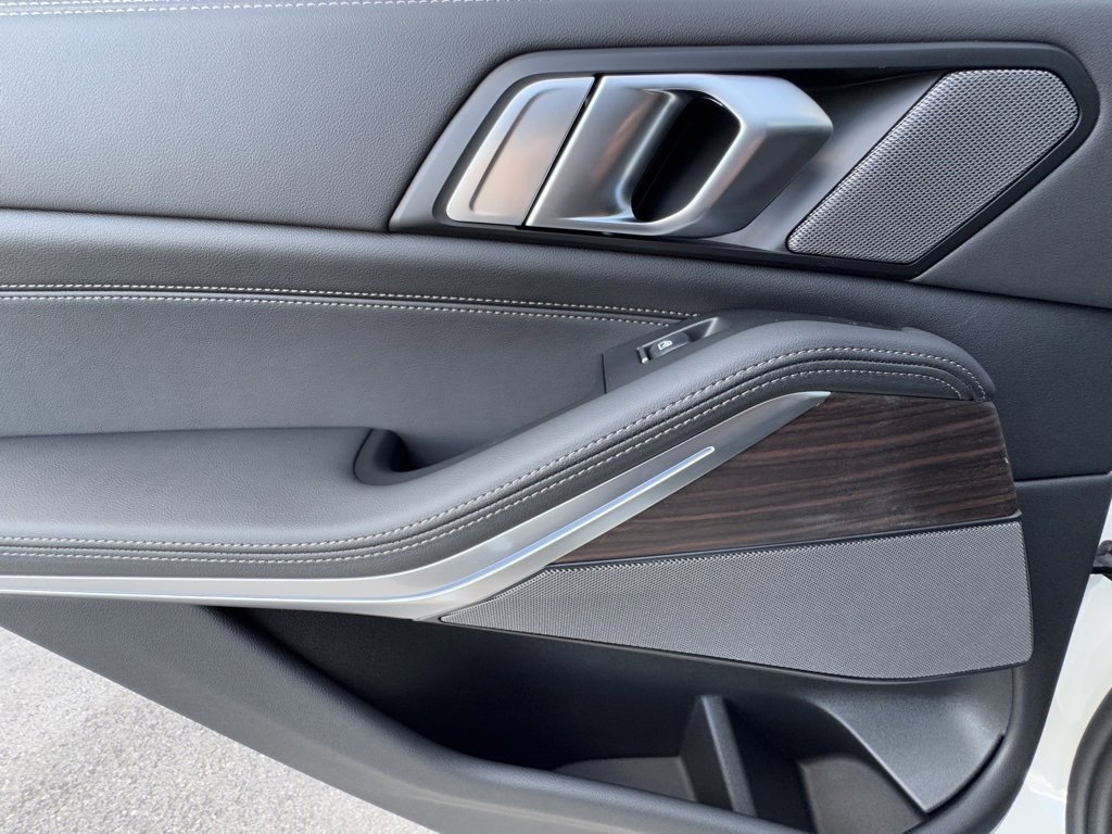 Used 2026 BMW X5 xDrive50e w/ Premium Package image 18