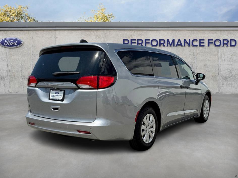 Used 2020 Chrysler Voyager L image 7