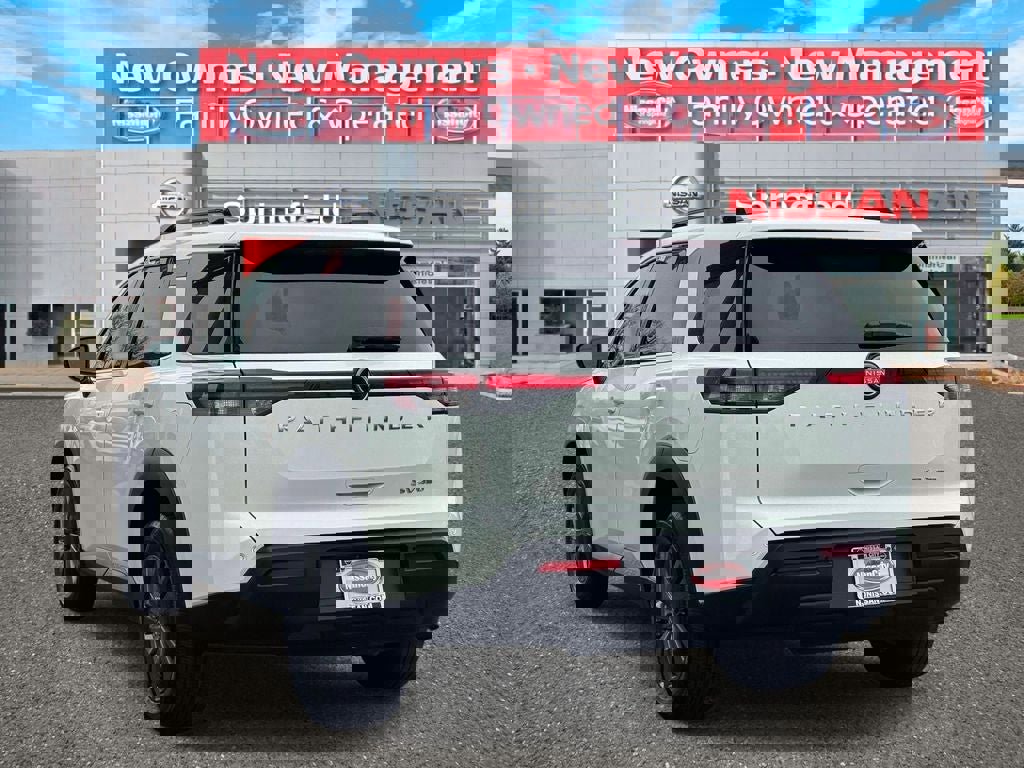 Used 2022 Nissan Pathfinder SV image 4