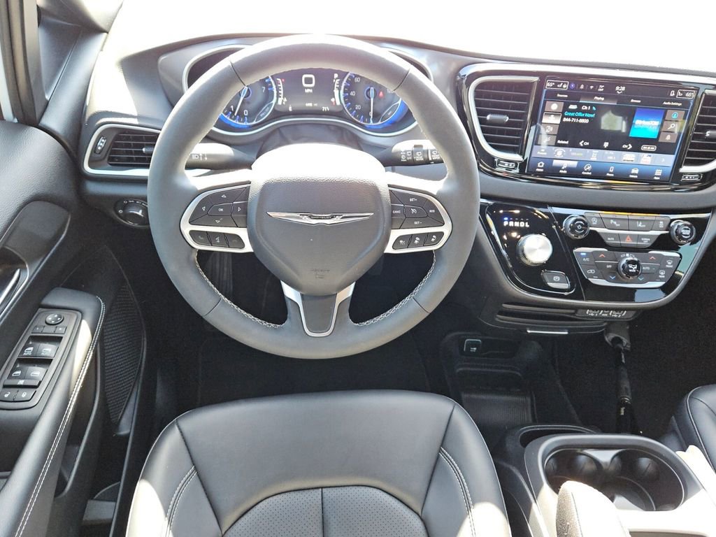 Used 2025 Chrysler Voyager LX image 12