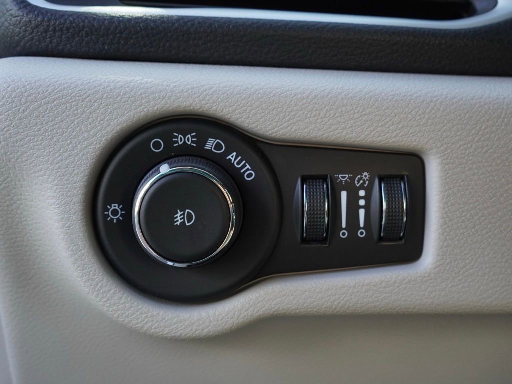 Certified 2023 Chrysler Pacifica Touring-L image 12