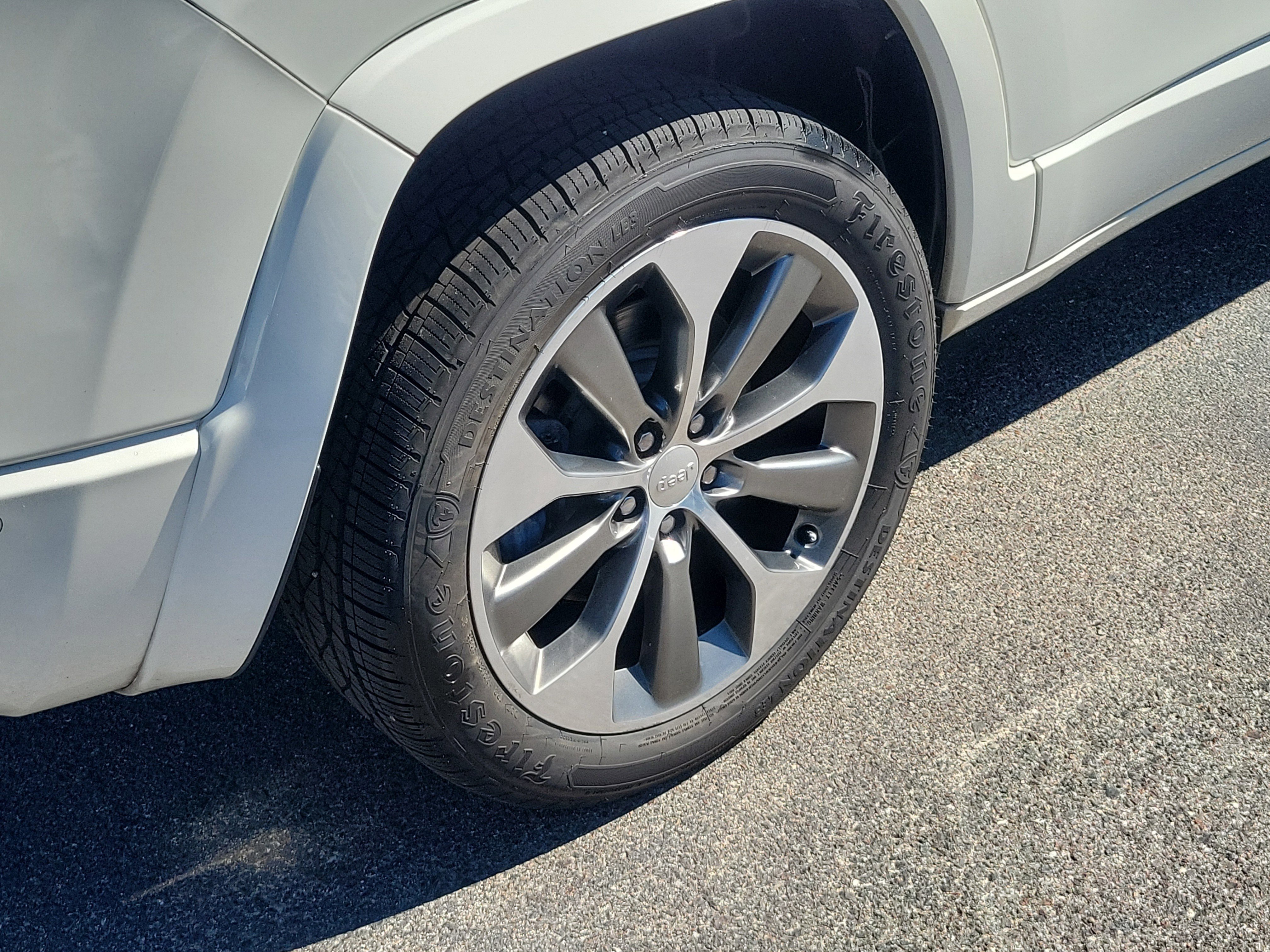 Used 2019 Jeep Cherokee Overland w/ Technology Group image 7