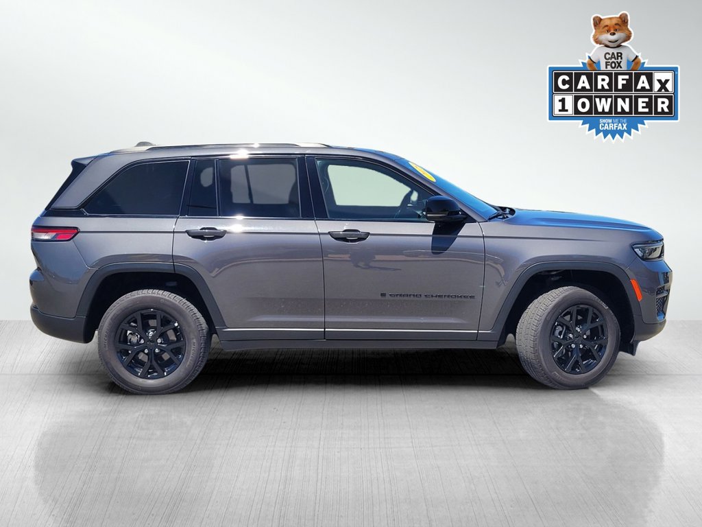 Used 2025 Jeep Grand Cherokee Altitude w/ Trailer Tow Package AWD/4WD image 3