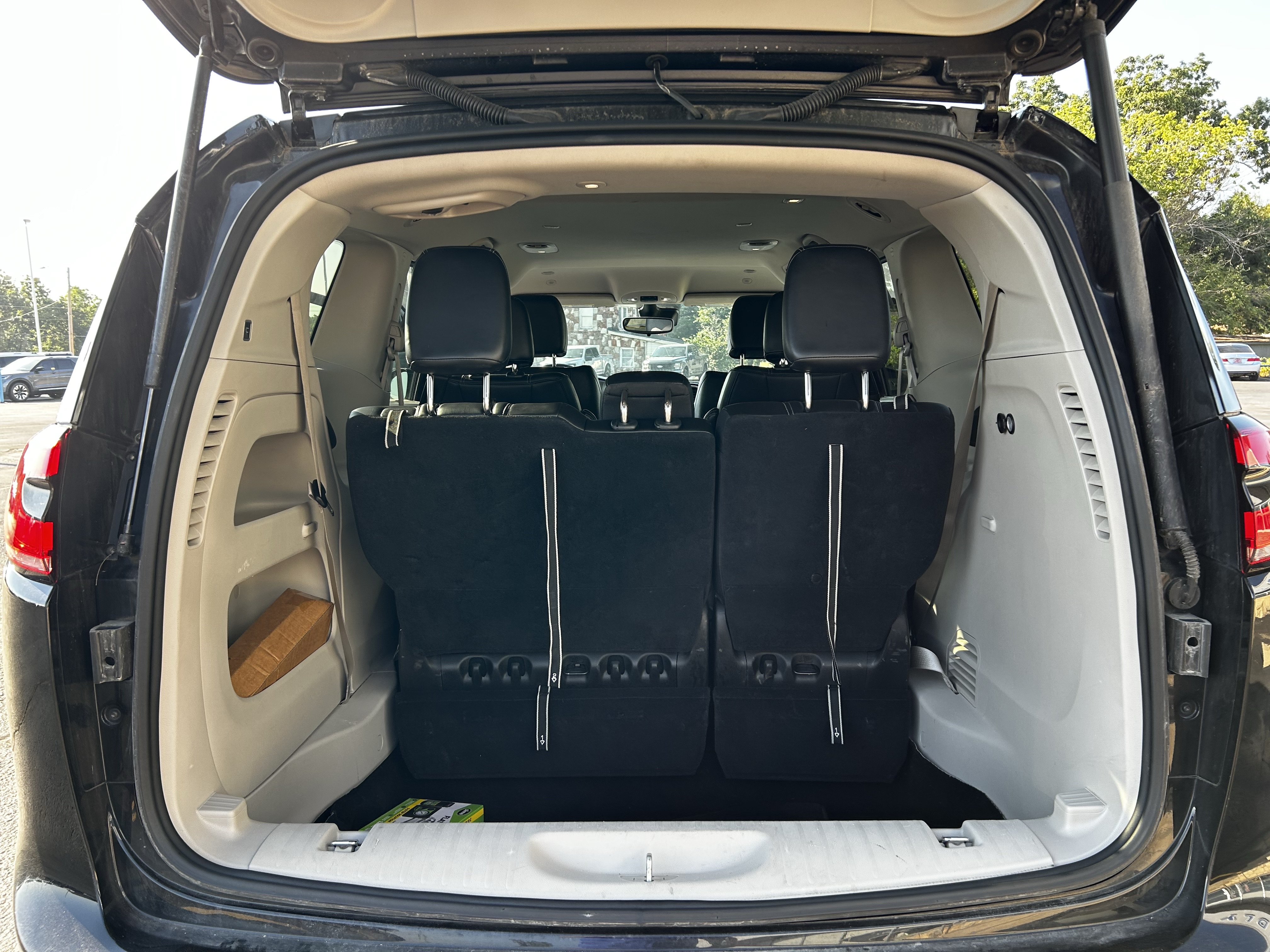 Used 2023 Chrysler Pacifica Touring-L FWD image 17