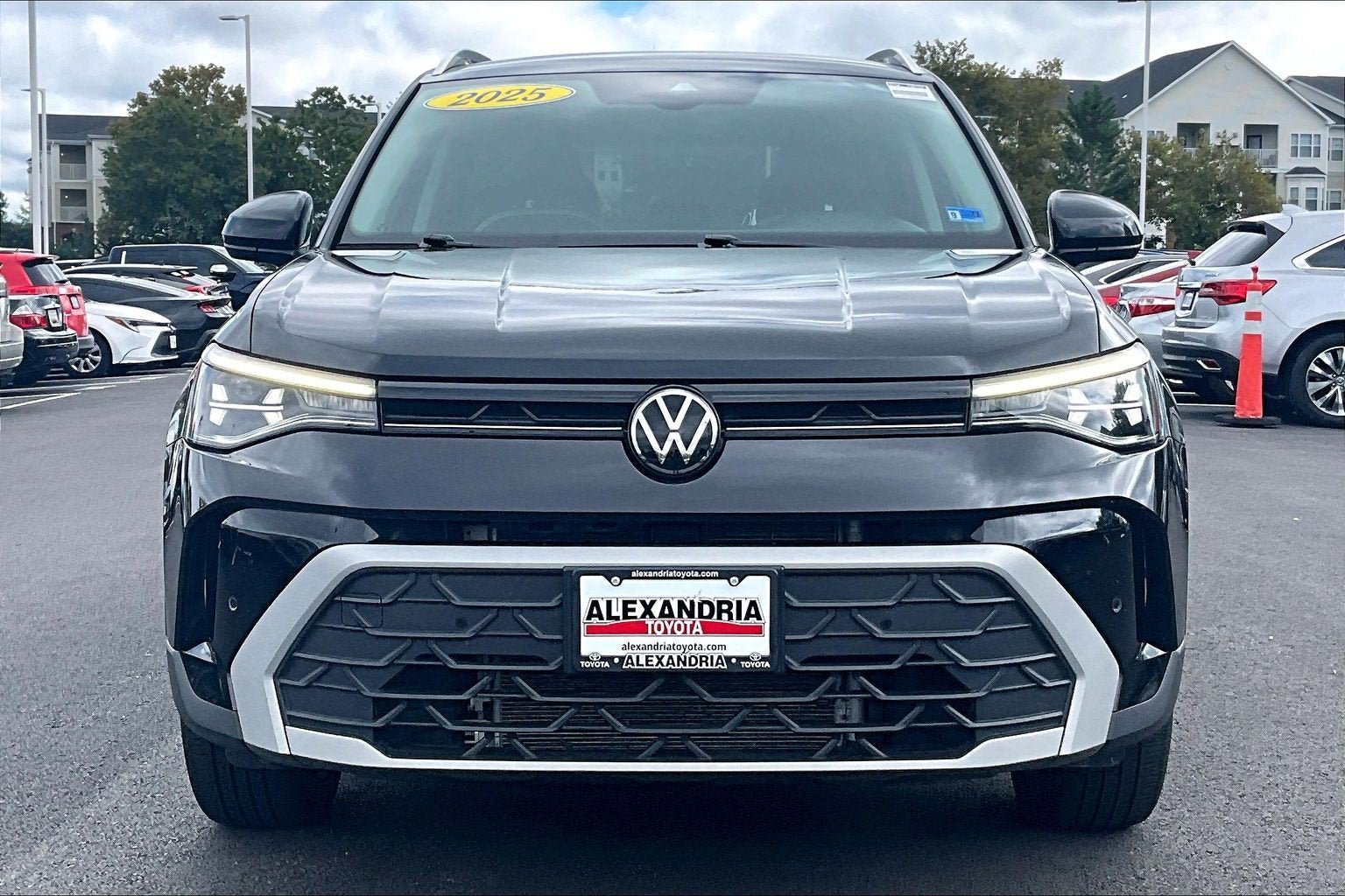 Used 2025 Volkswagen Taos SE AWD/4WD image 3