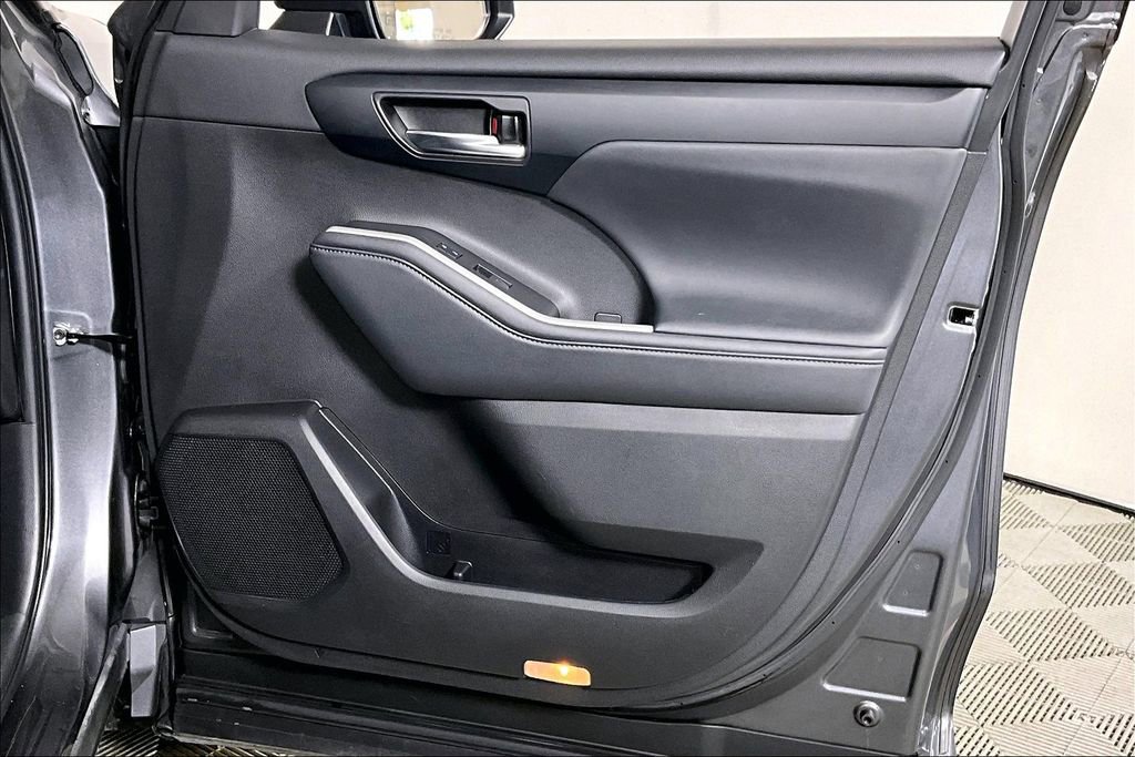 Used 2022 Toyota Highlander XLE image 24