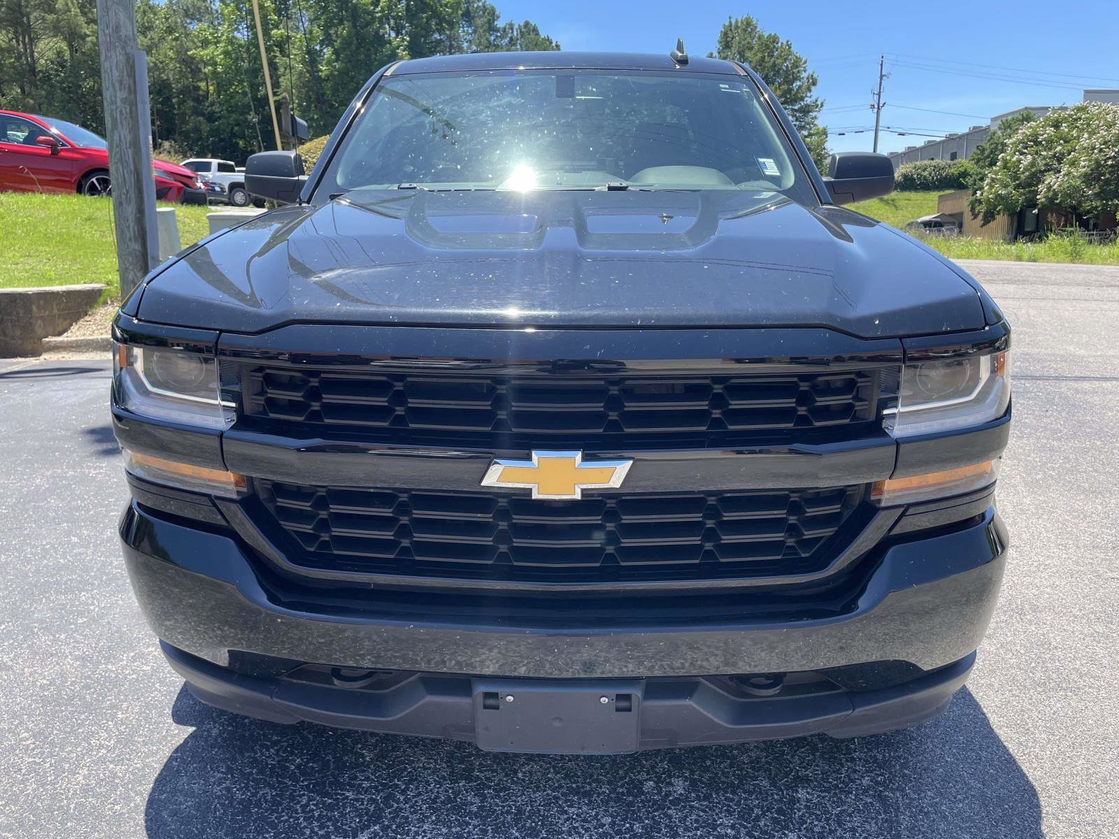 Used 2019 Chevrolet Silverado 1500 Custom w/ Custom Convenience Package RWD image 2