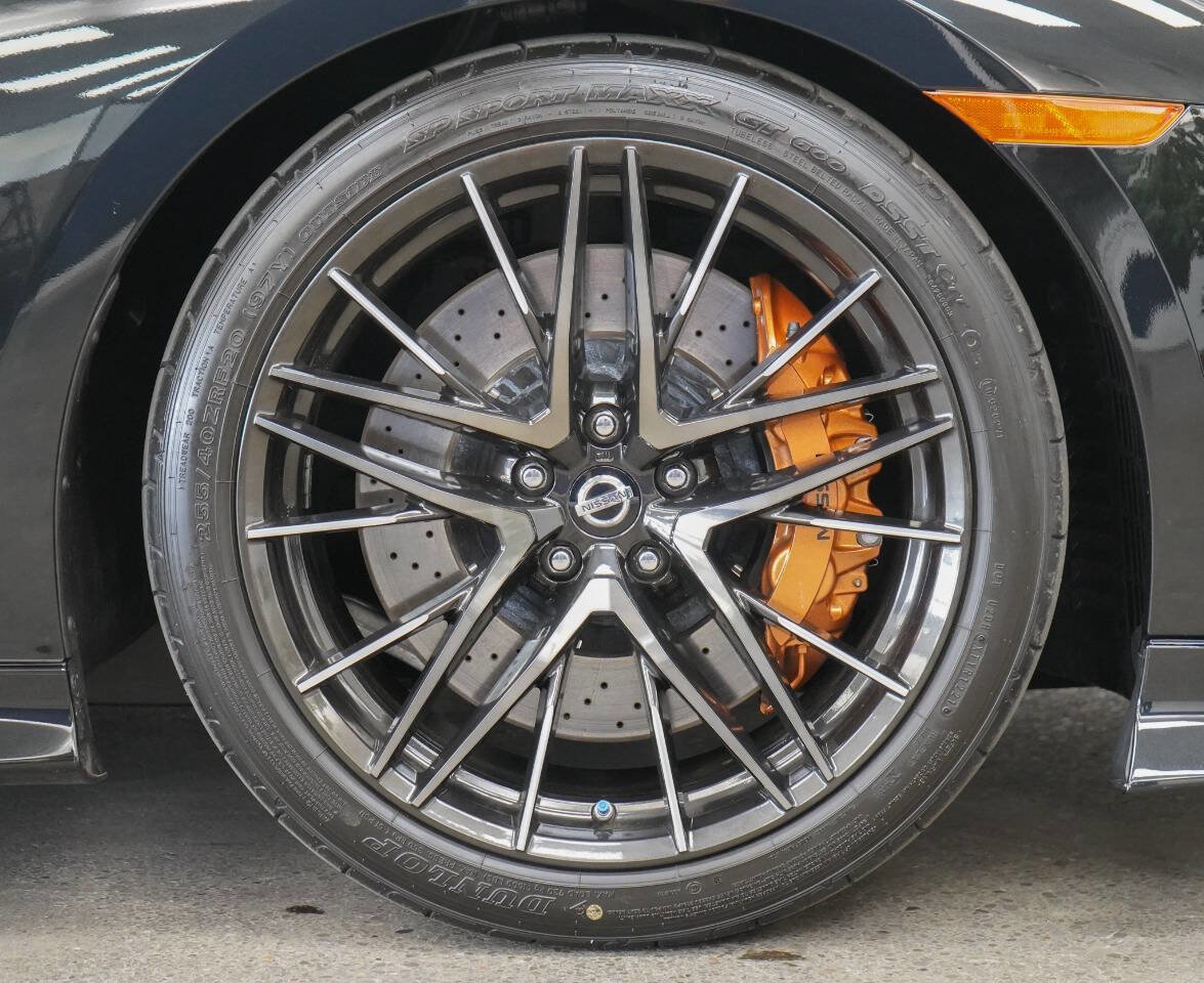 Used 2021 Nissan GT-R Premium image 17