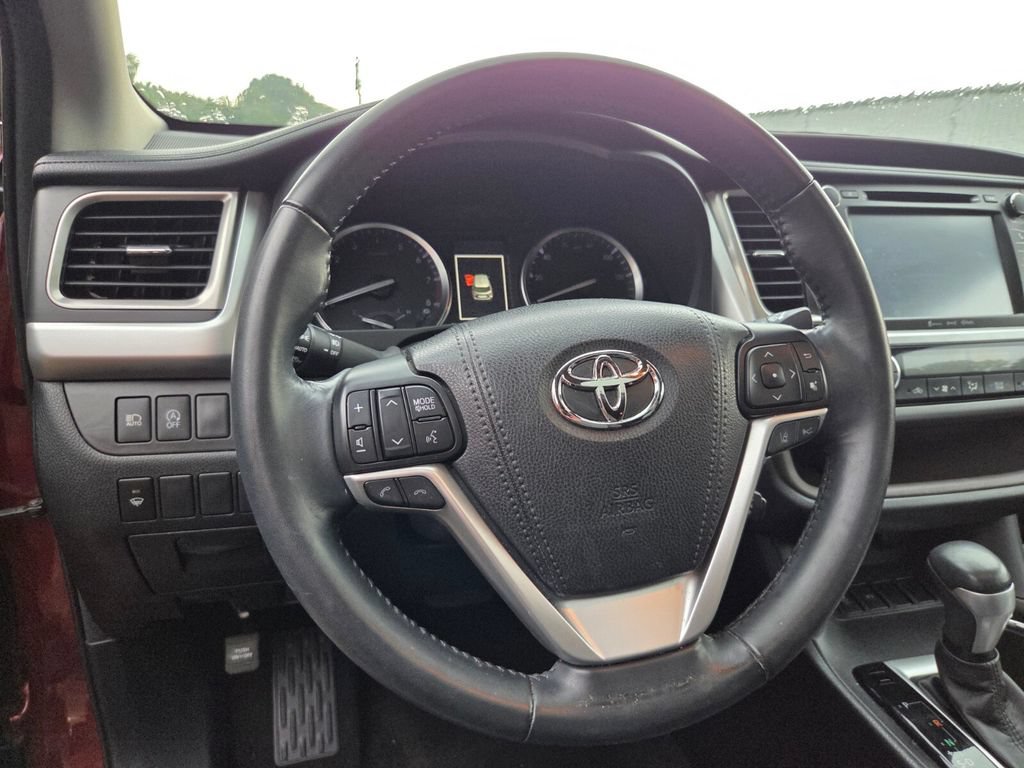 Used 2017 Toyota Highlander XLE FWD image 11