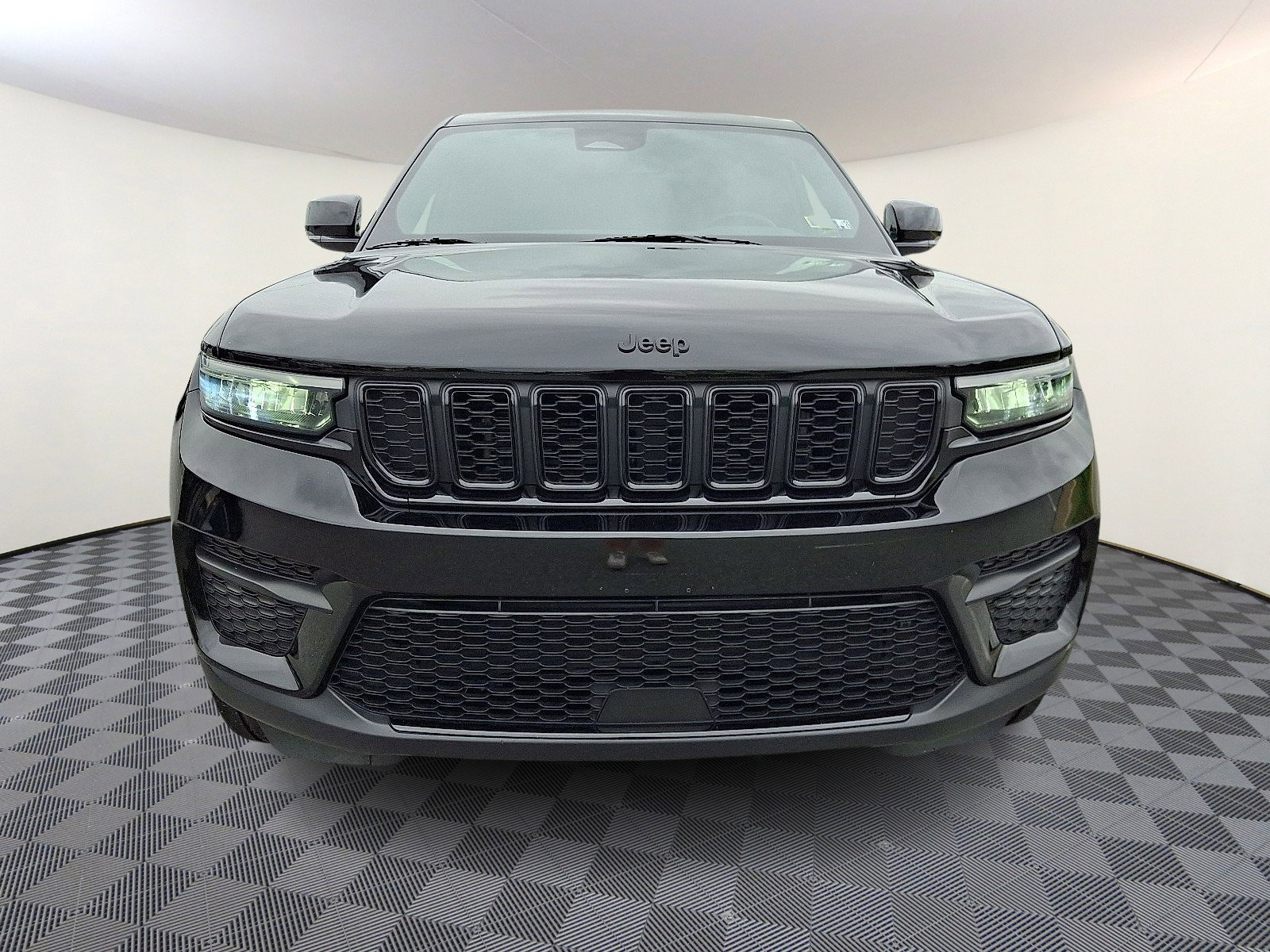 Used 2023 Jeep Grand Cherokee Altitude image 2