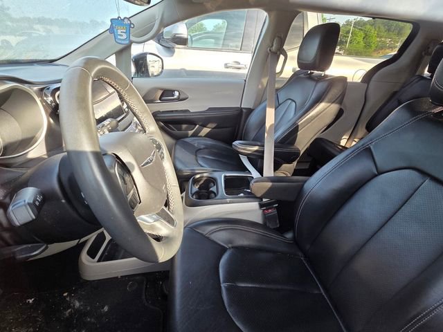 Used 2022 Chrysler Pacifica Touring-L image 10