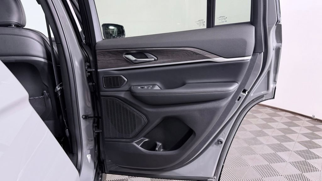 New 2027 Jeep Grand Cherokee Limited AWD/4WD image 32