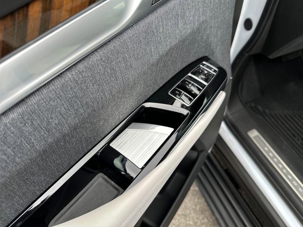 Used 2026 Cadillac Escalade Platinum Sport w/ LPO, Floor Liner Package AWD/4WD image 17