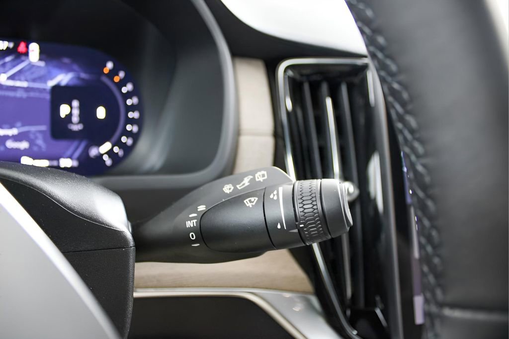 New 2026 Volvo XC90 B6 Core image 21