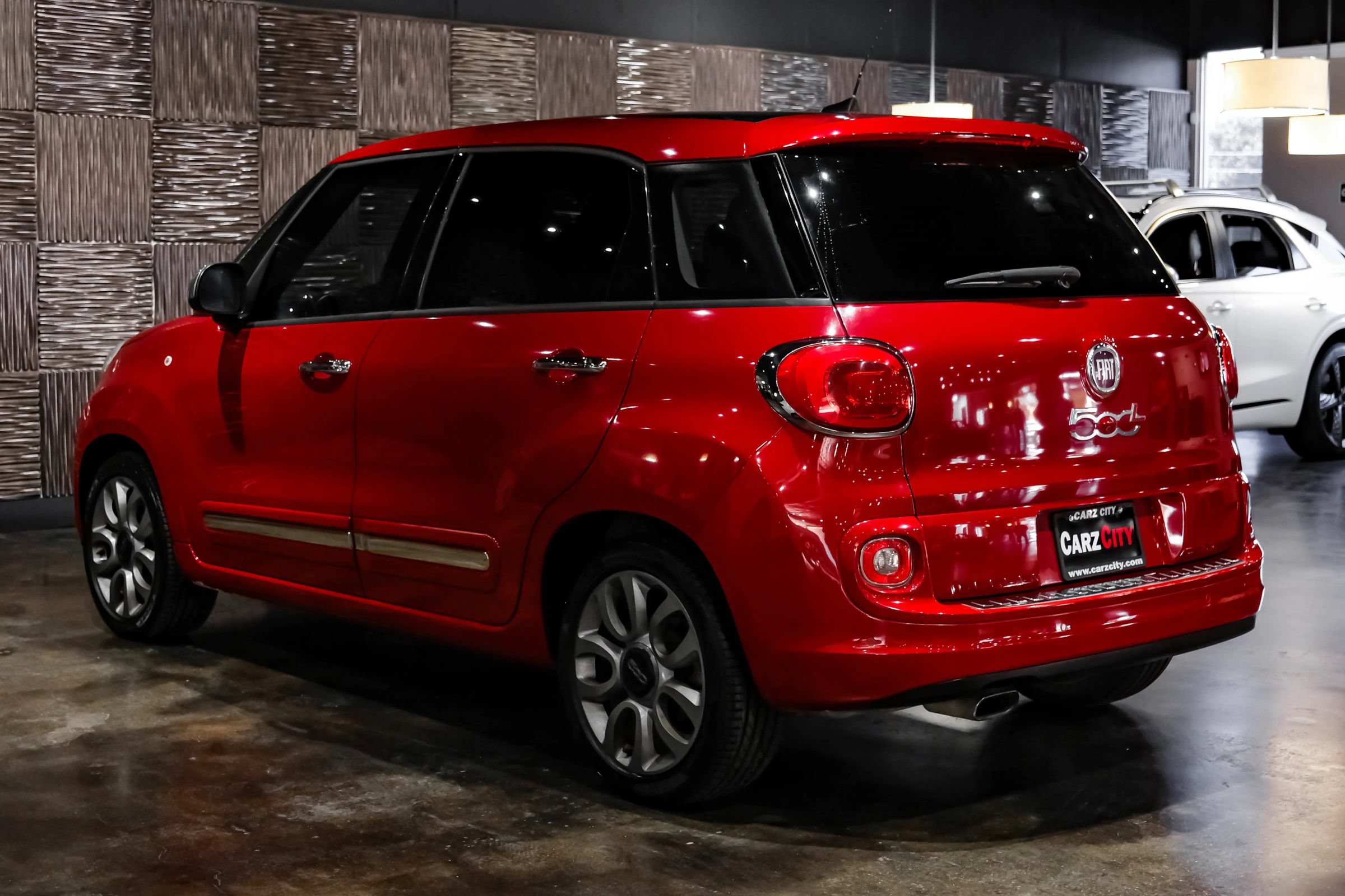 Used 2017 FIAT 500L Lounge w/ Dual-Pane Sunroof Package FWD image 10