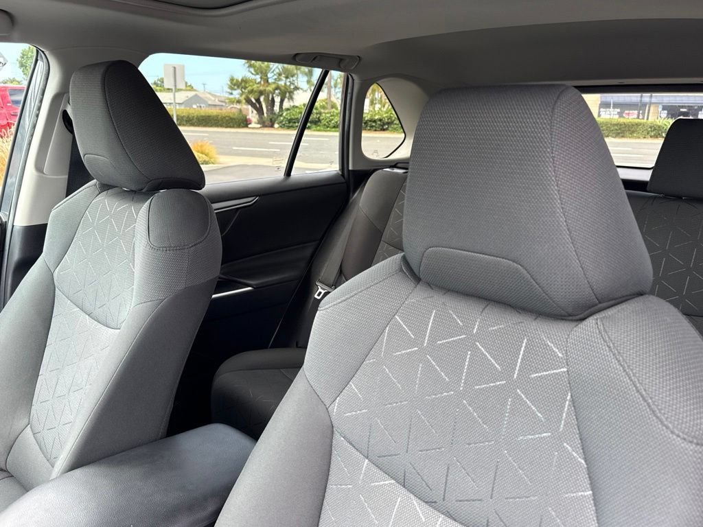 Used 2021 Toyota RAV4 XLE w/ Convenience Package FWD image 20