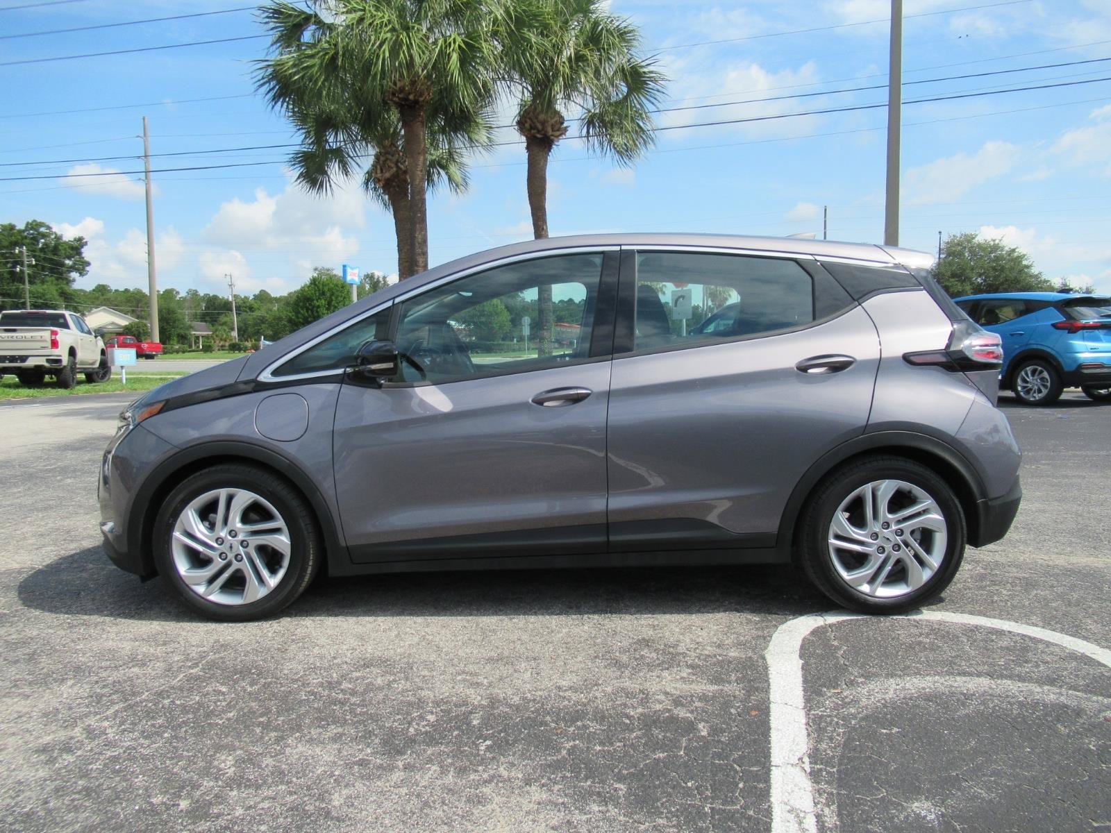 Used 2023 Chevrolet Bolt LT FWD image 2
