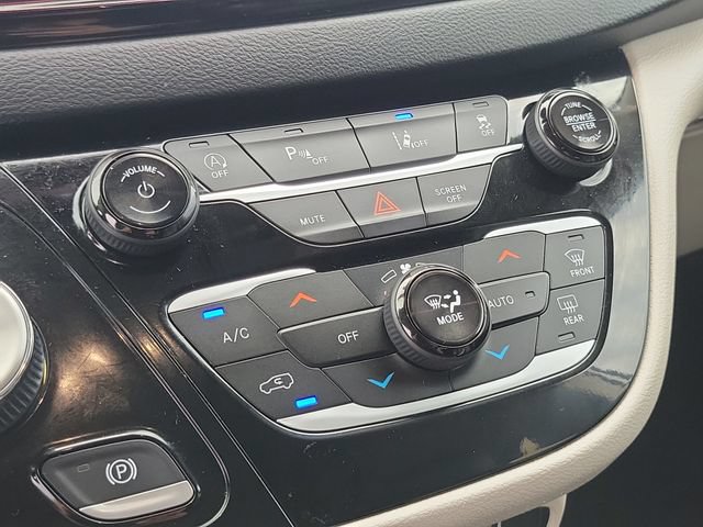 Used 2023 Chrysler Pacifica Touring-L FWD image 19