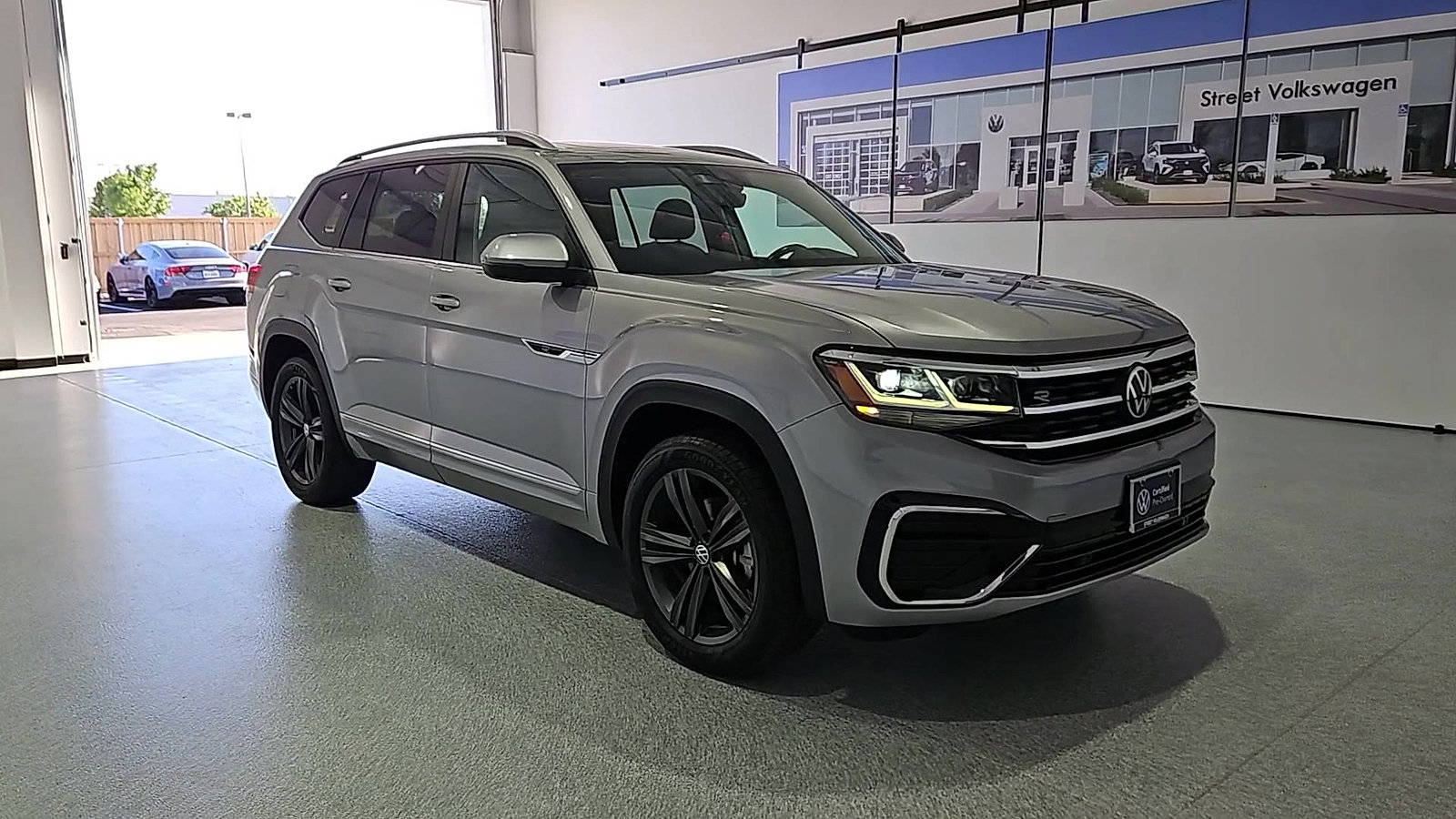 Certified 2022 Volkswagen Atlas SEL R-Line AWD/4WD image 2