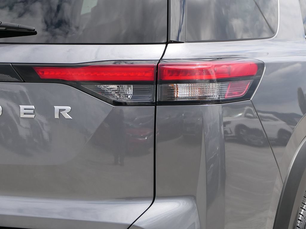 Used 2025 Nissan Pathfinder SV FWD image 4