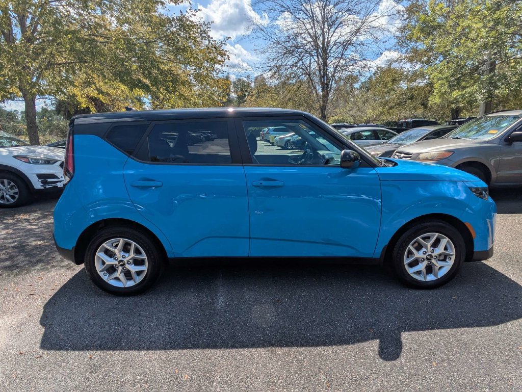 Used 2023 Kia Soul S FWD image 2