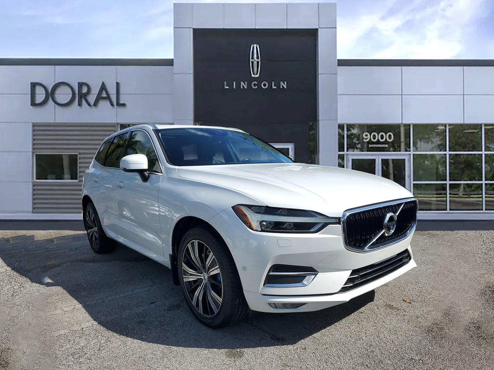 Used 2018 Volvo XC60 T6 Momentum w/ Advanced Package
