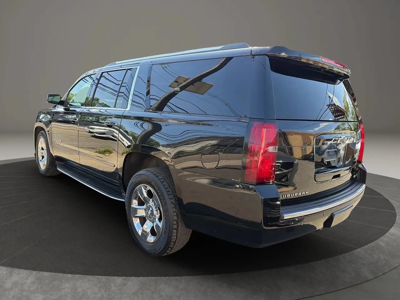 Used 2018 Chevrolet Suburban Premier AWD/4WD image 7