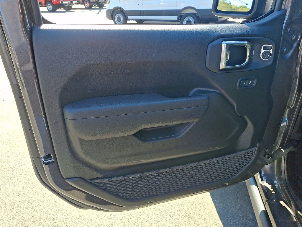Used 2025 Jeep Wrangler Unlimited Rubicon w/ Convenience Group AWD/4WD image 12