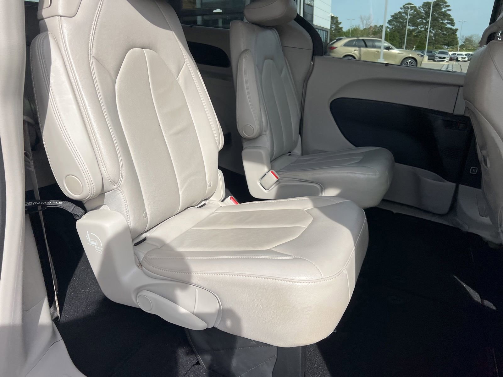 Used 2017 Chrysler Pacifica Touring-L w/ Tire & Wheel Group image 44