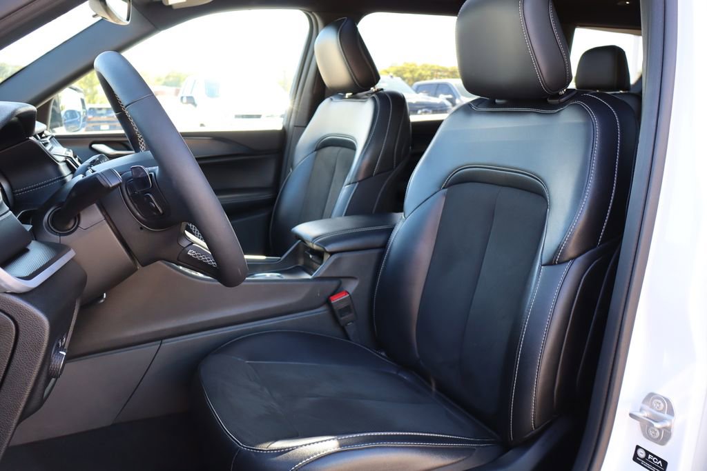 Used 2024 Jeep Grand Cherokee L Altitude image 10