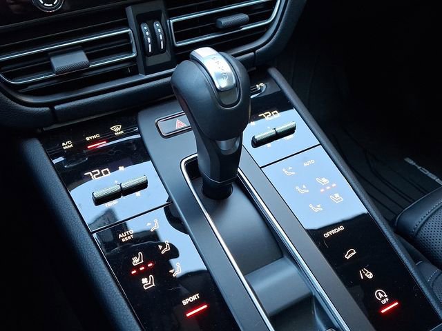 Certified 2026 Porsche Macan AWD/4WD image 20