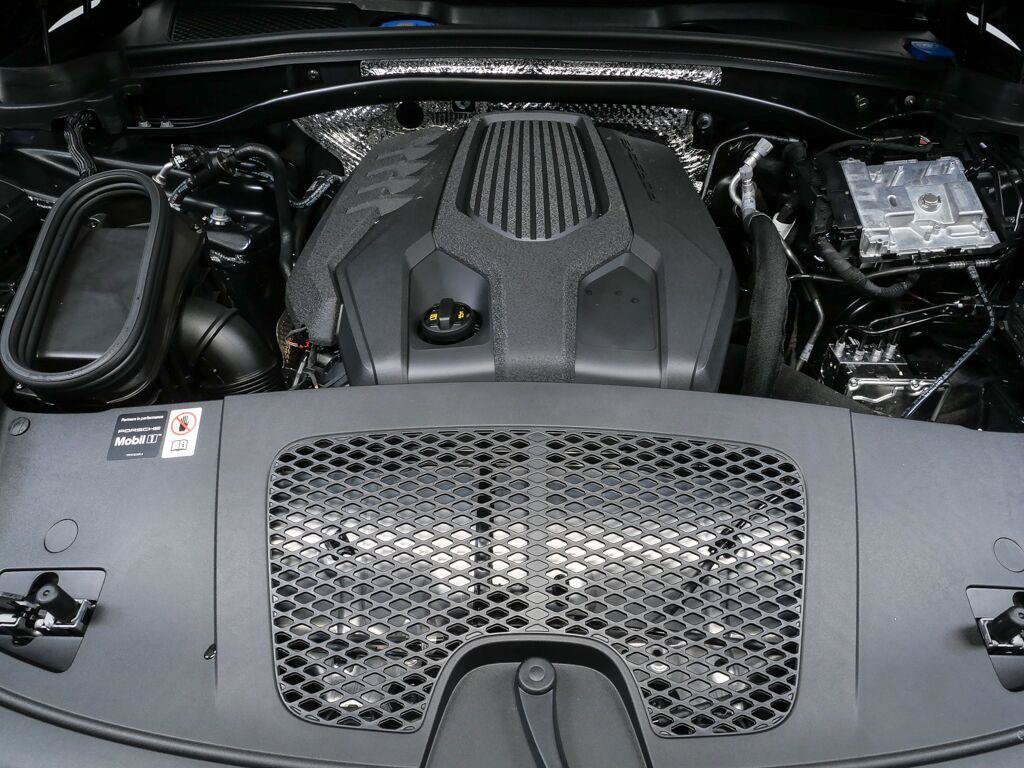 Certified 2026 Porsche Macan AWD/4WD image 32