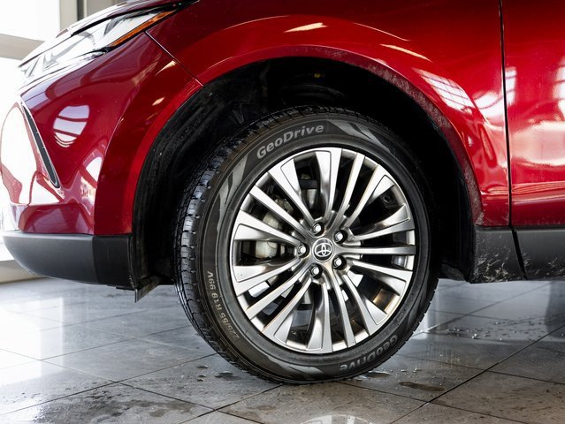 Used 2022 Toyota Venza XLE image 9