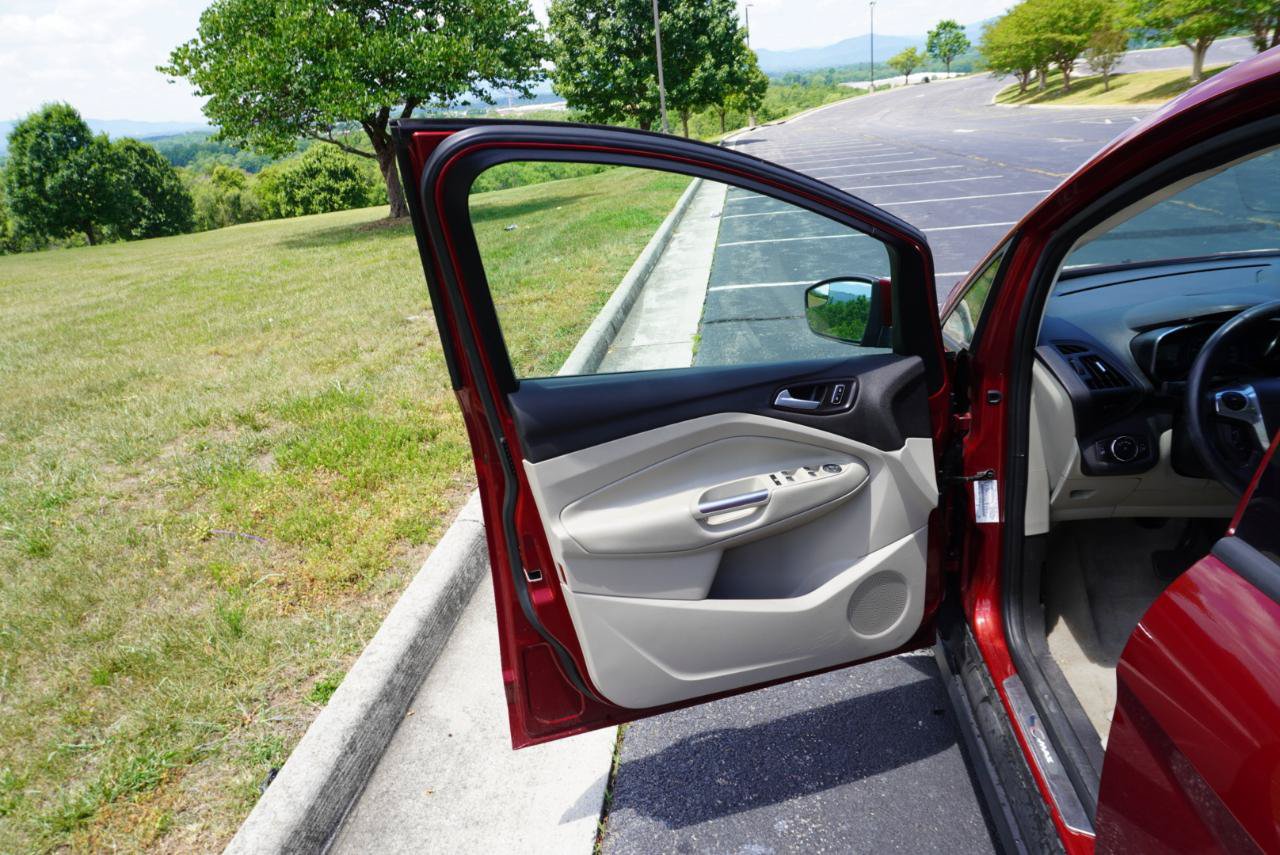 Used 2015 Ford C-MAX SE w/ Equipment Group 201A FWD image 19