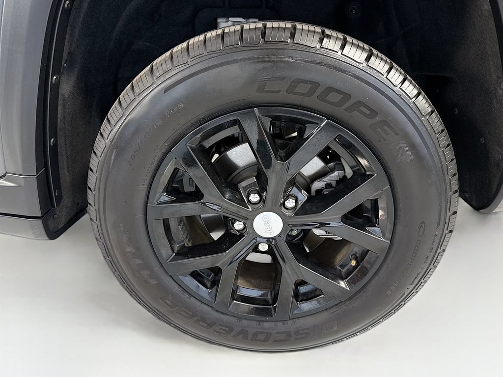 Used 2023 Jeep Grand Cherokee Limited RWD image 31