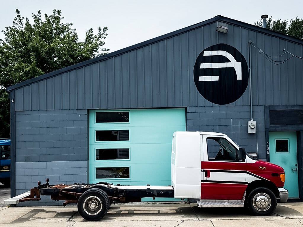 Used 2003 Ford E-450 and Econoline 450 RWD image 2