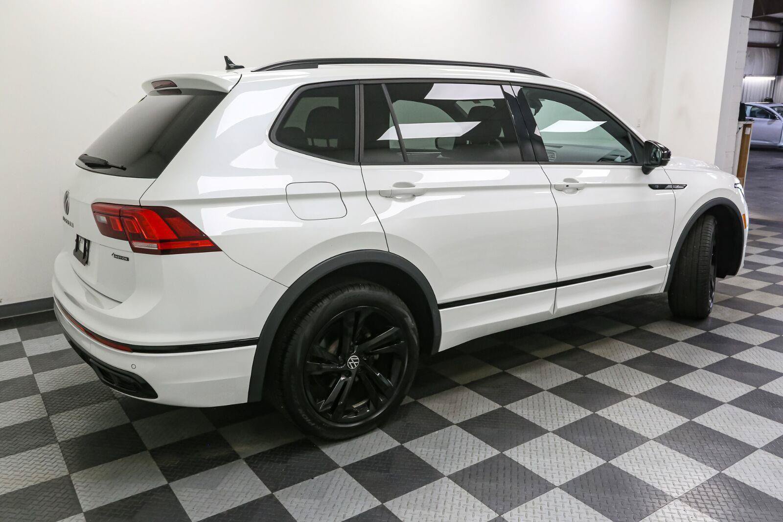Certified 2023 Volkswagen Tiguan SE R-Line AWD/4WD image 11