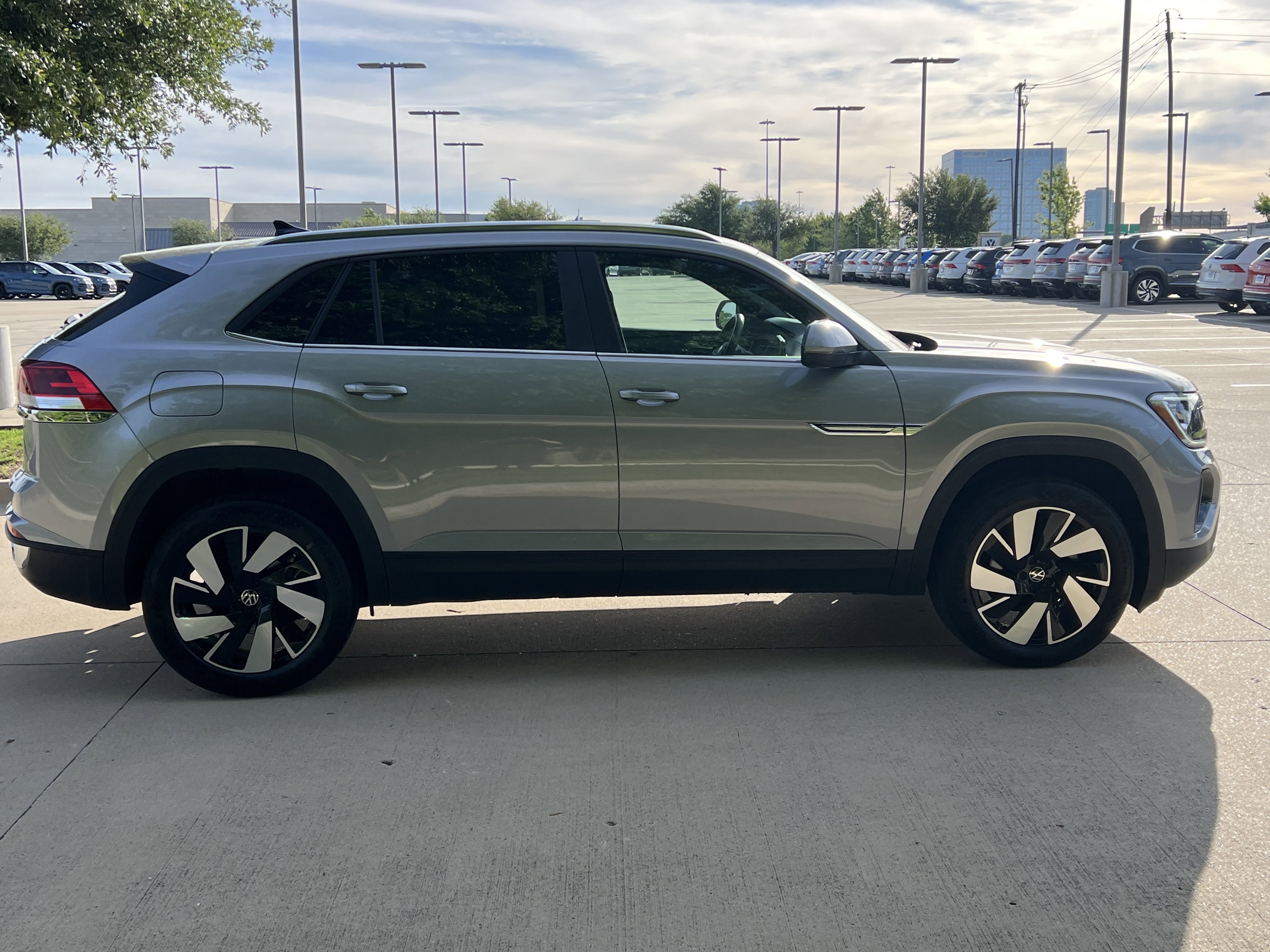 Certified 2025 Volkswagen Atlas Cross Sport SE w/ Panoramic Sunroof Package FWD image 13