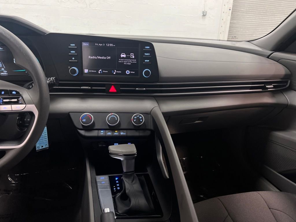 Used 2024 Hyundai Elantra SE image 19