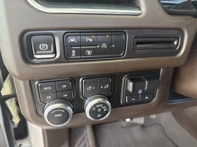 Used 2023 GMC Yukon SLT w/ SLT Premium Package image 17