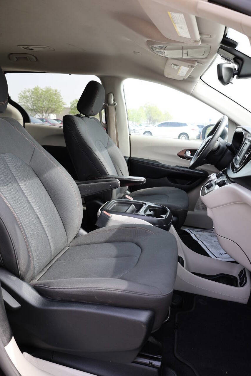 Used 2017 Chrysler Pacifica Touring Plus image 15