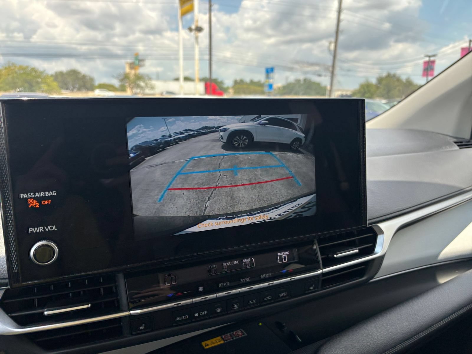 Used 2025 Toyota Sienna XLE FWD image 25
