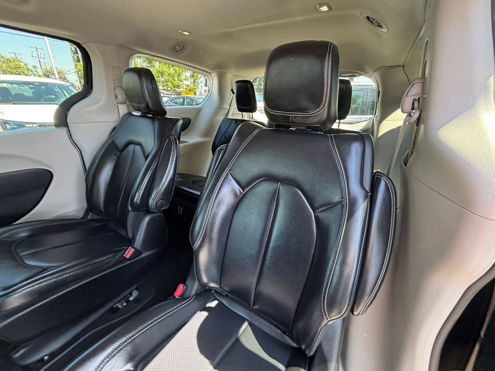 Used 2023 Chrysler Pacifica Touring-L FWD image 39