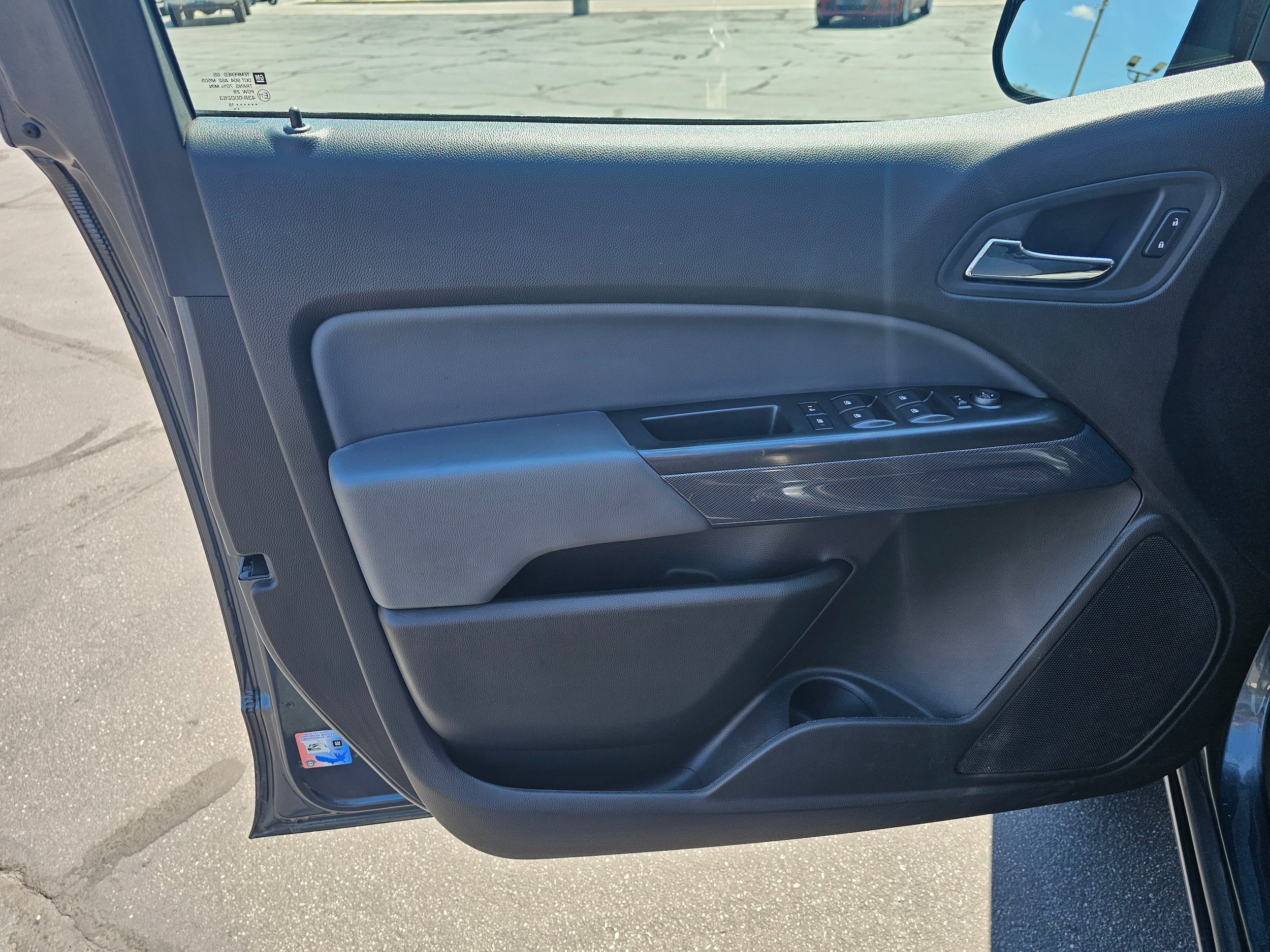 Used 2015 Chevrolet Colorado Z71 w/ LPO, Gearon Bar Package AWD/4WD image 9