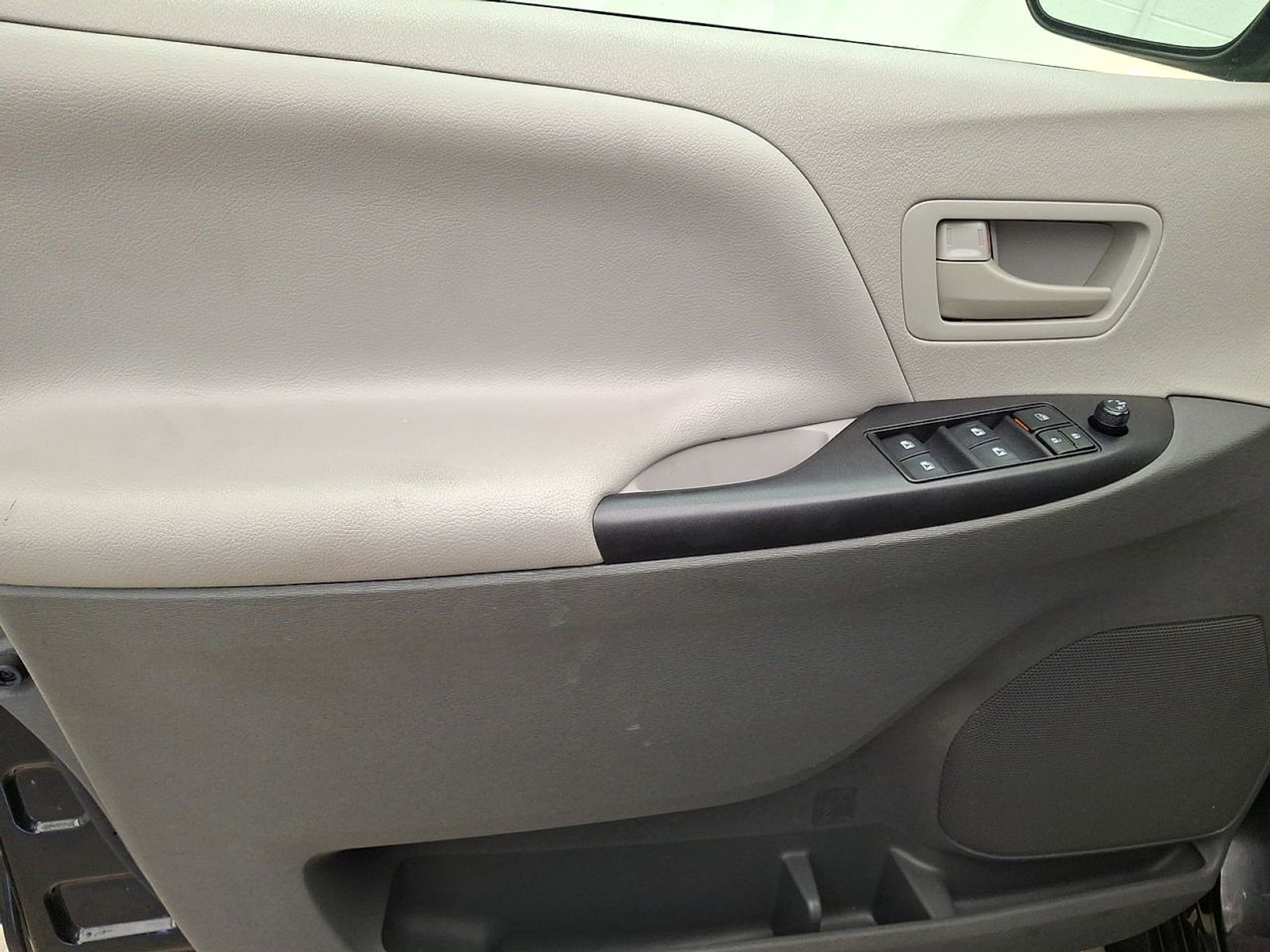 Used 2020 Toyota Sienna L FWD image 10